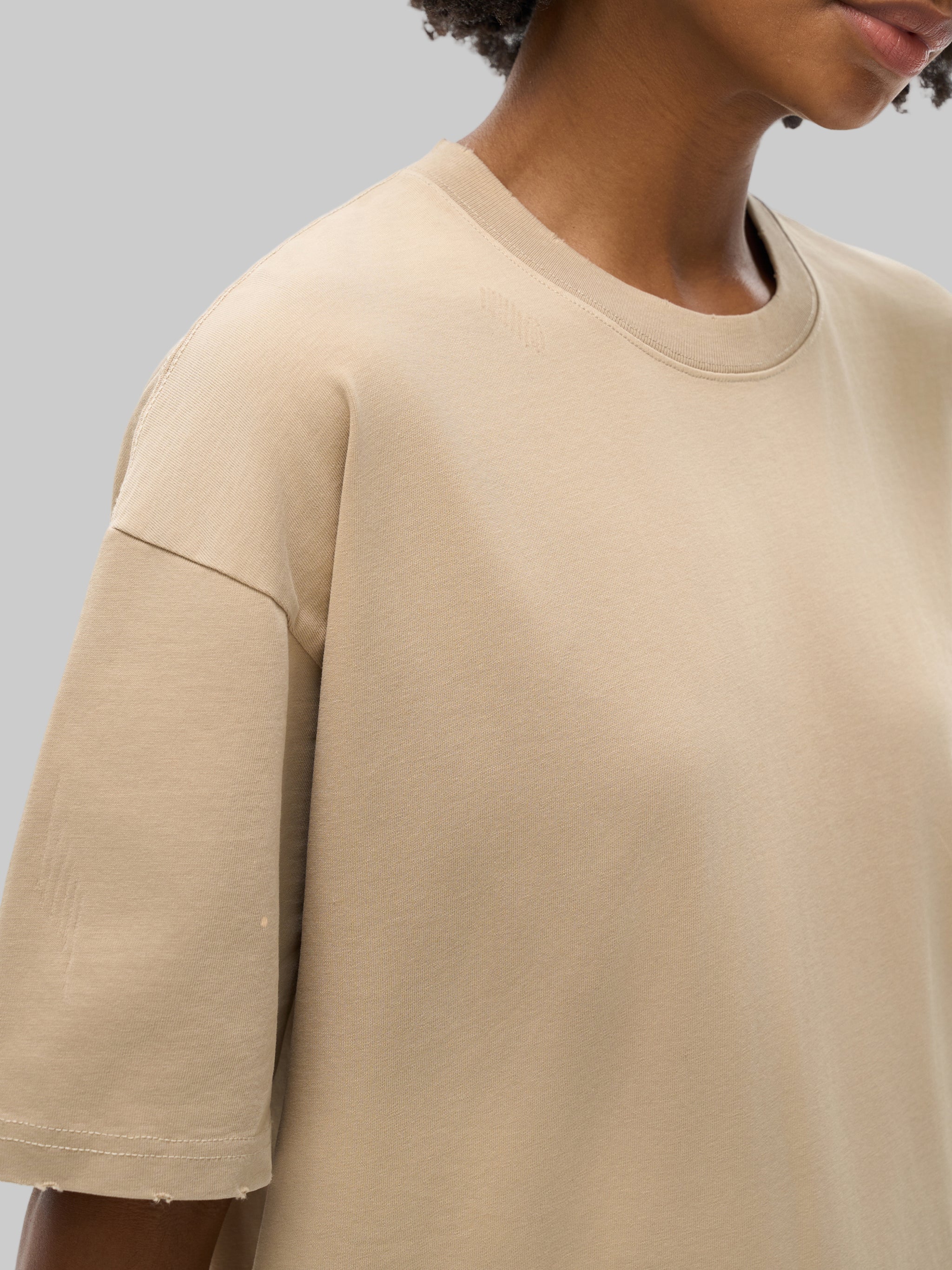 T-shirt à effet délavé et effiloché à la main