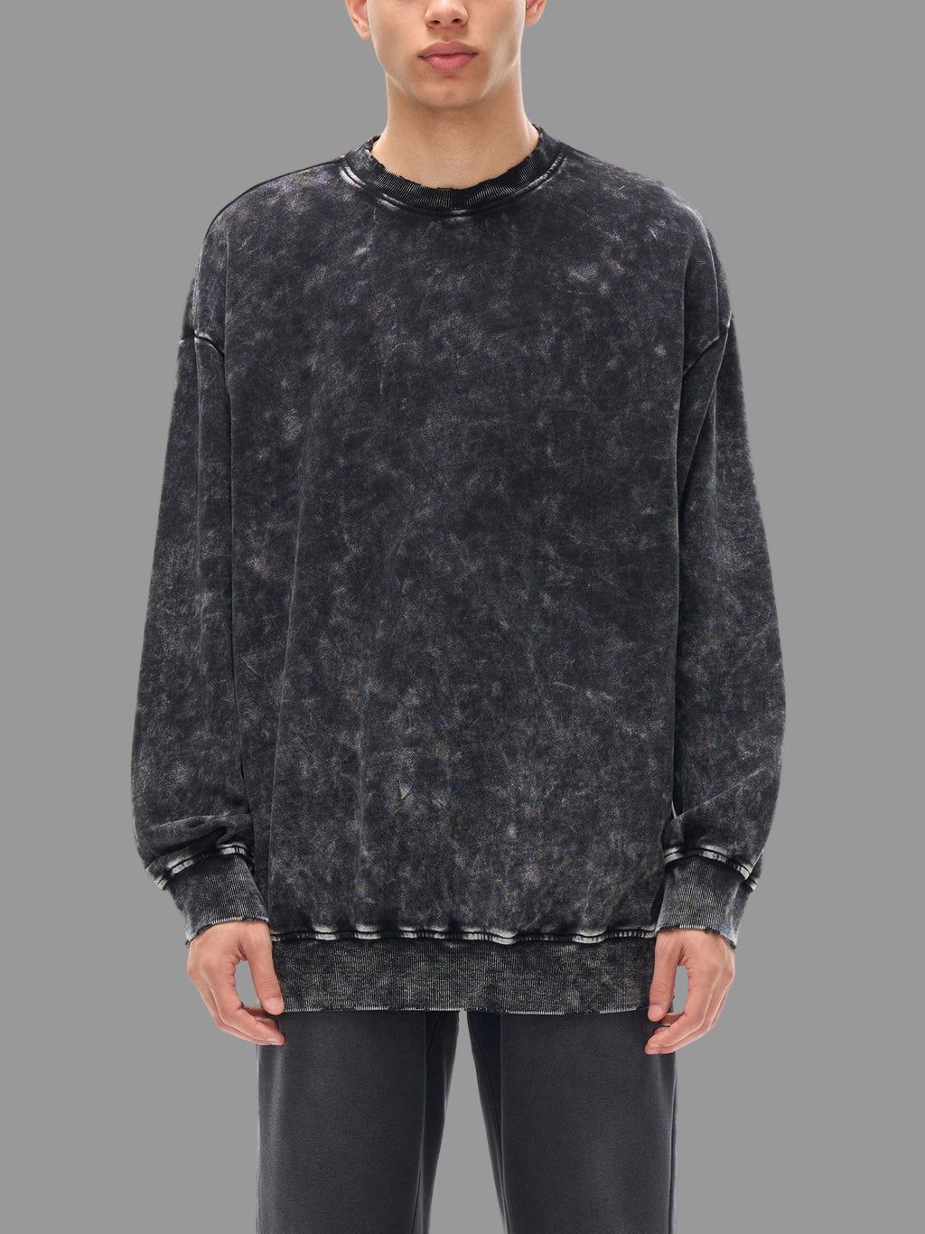 Sweat-shirt délavé à la neige et effiloché à la main