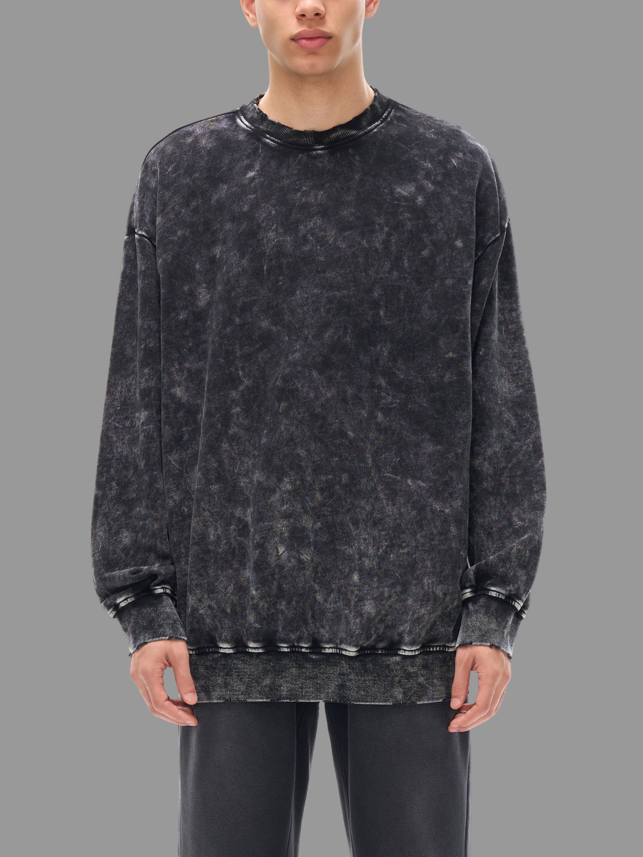 Sweat-shirt délavé à la neige et effiloché à la main