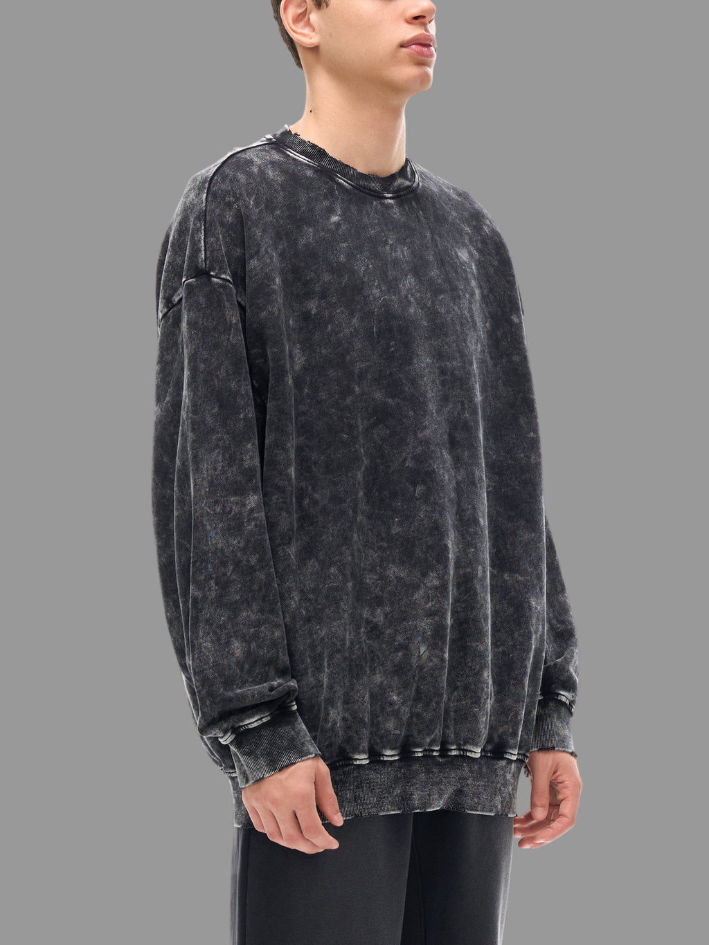 Sweat-shirt délavé à la neige et effiloché à la main