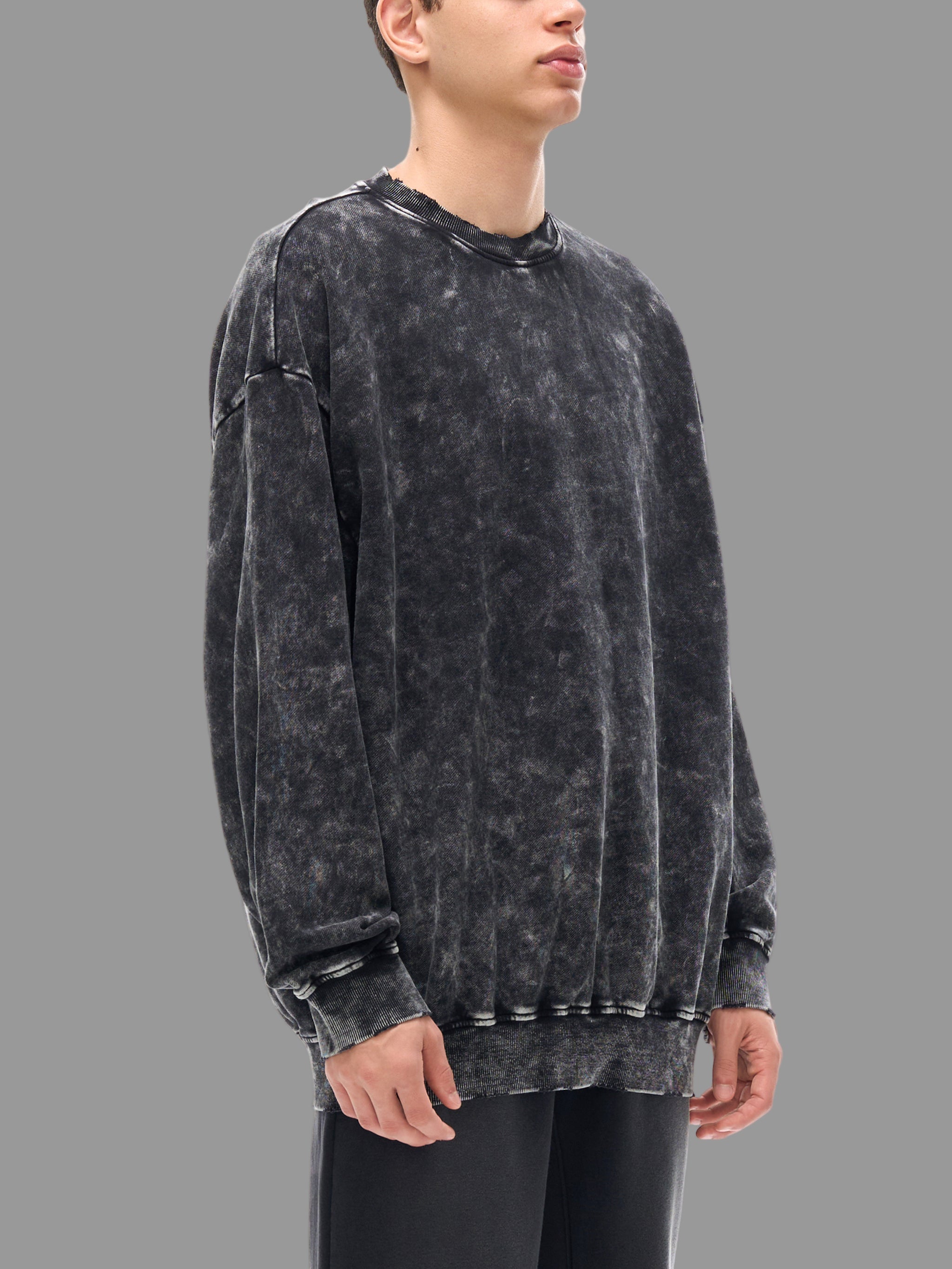 Sweat-shirt délavé à la neige et effiloché à la main