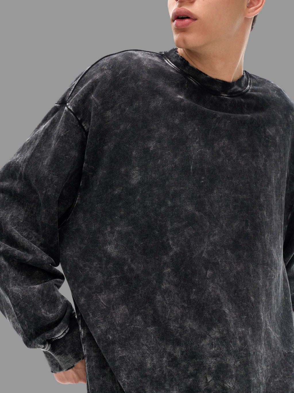 Sweat-shirt délavé à la neige et effiloché à la main