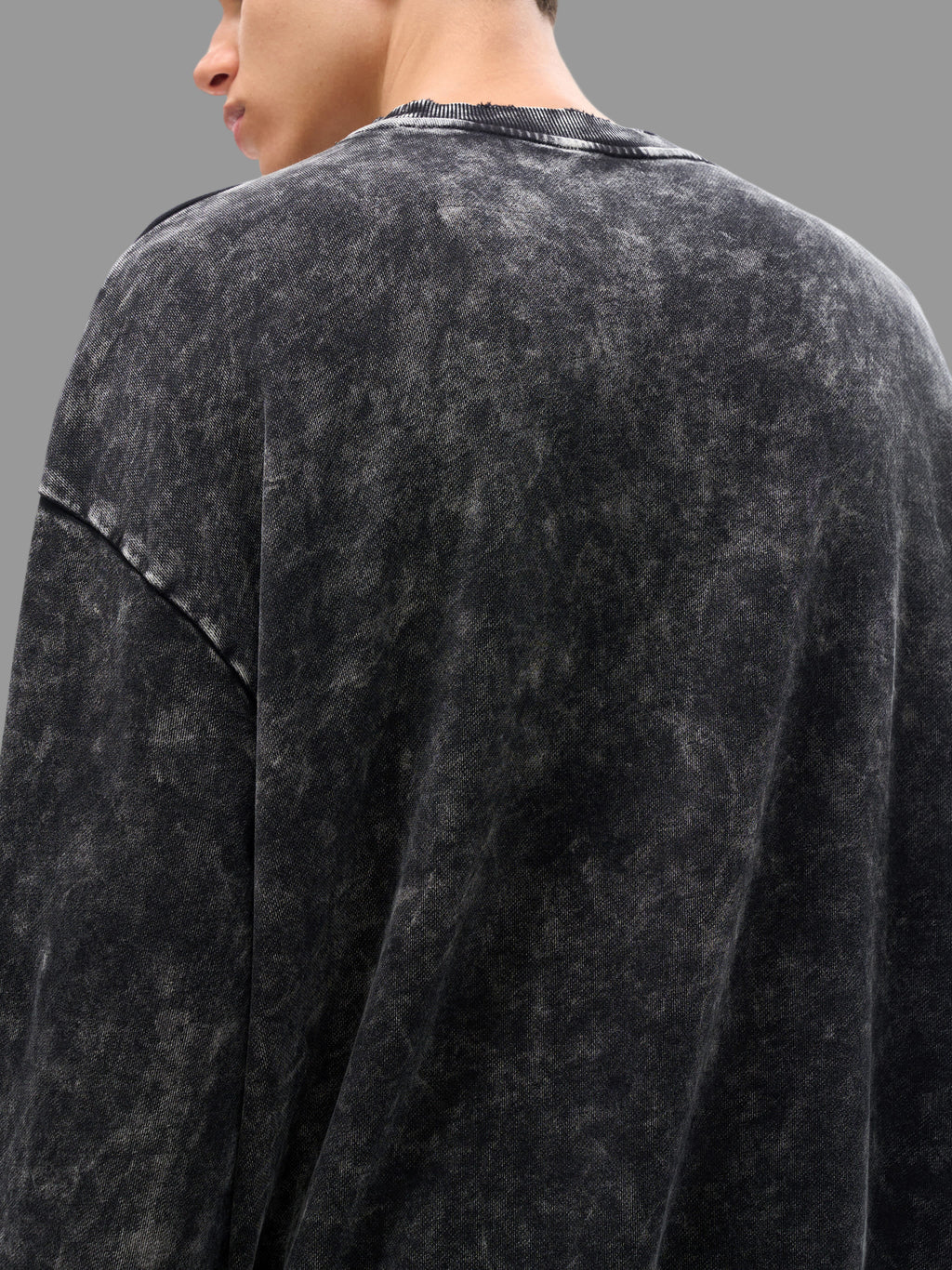 Sweat-shirt délavé à la neige et effiloché à la main