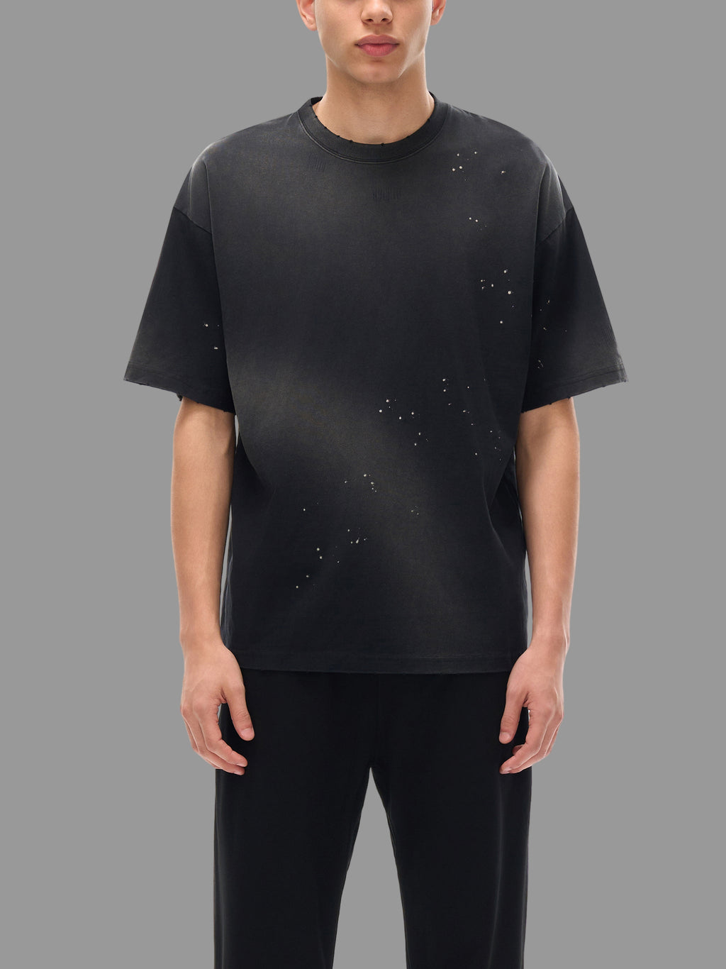 T-shirt à effet délavé et effiloché à la main