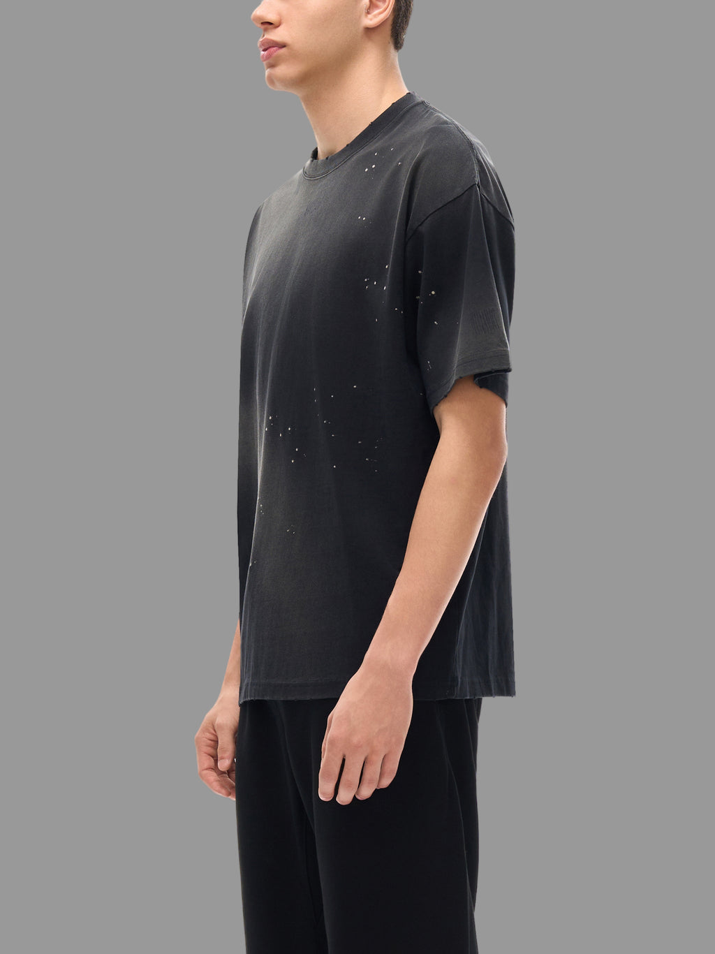 T-shirt à effet délavé et effiloché à la main