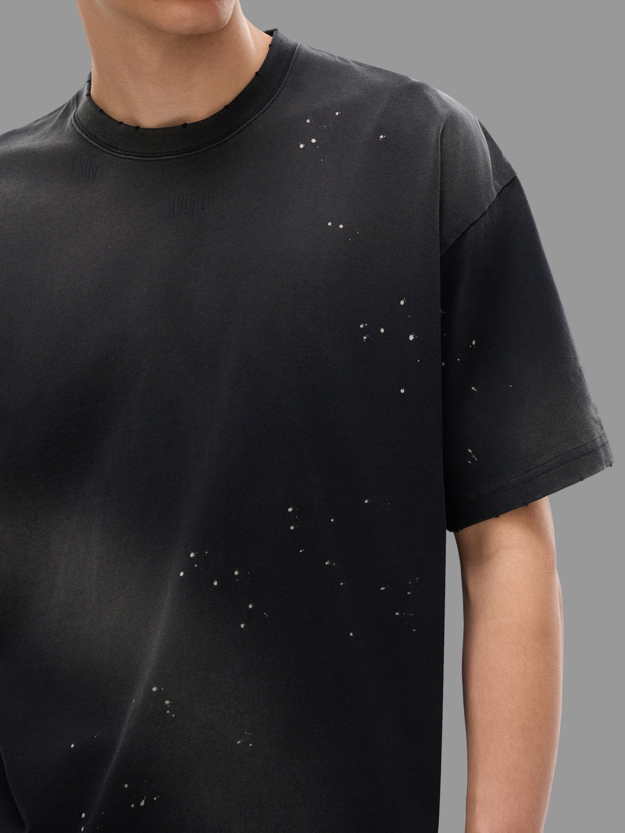 T-shirt à effet délavé et effiloché à la main